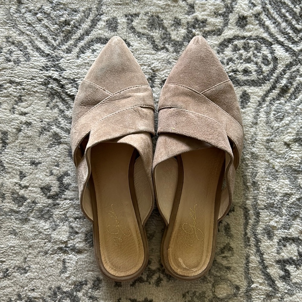 42 gold shoes size 8.5